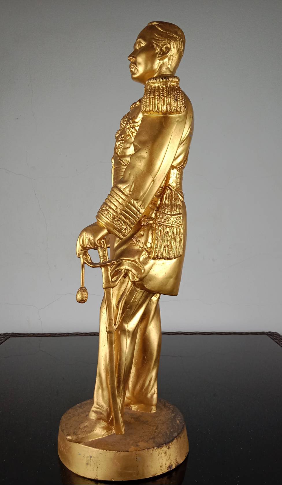 38.พระบรมรูปหล่อในหลวงรัชกาลที่5 พระบาทสมเด็จพระปรมินทรมหาจุฬาลงกรณ์ พระจุลจอมเกล้าเจ้าอยู่หัว ฉลองพระองค์เครื่องแบบจอมทัพเรือเต็มยศ ทรงประทับยืน ฐานกลม