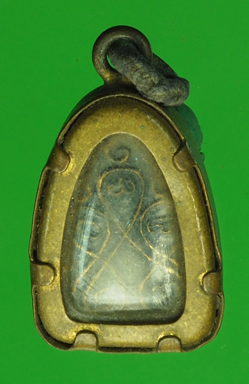 A272 นางกวักหลังยันต์ เลี่ยมกรอบเดิม ไม่ทราบที่และปีสร้าง 12