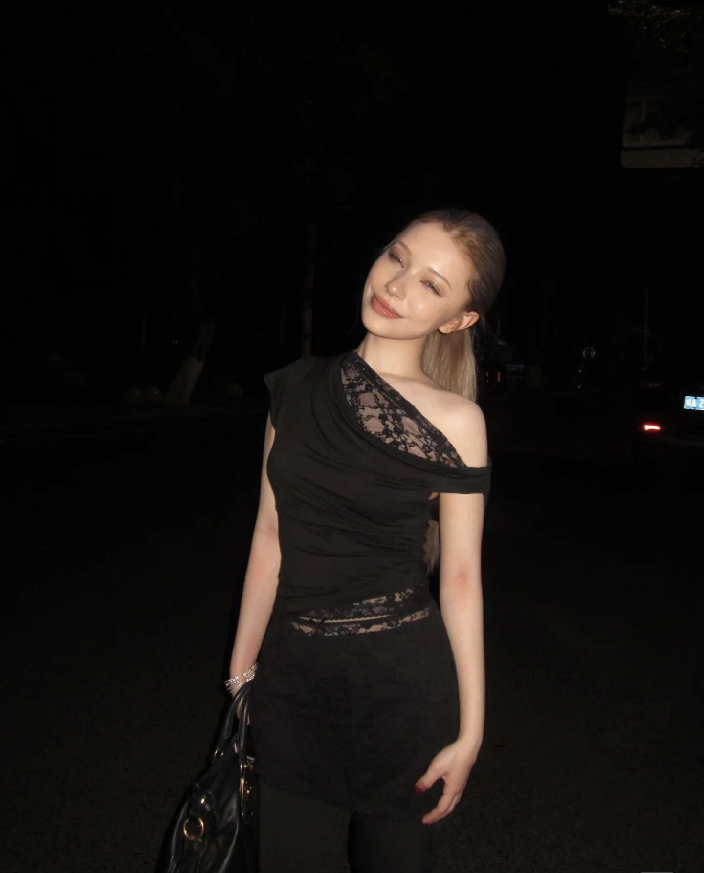 ส่งด่วนในไทย เสื้้อครอป ปาดไหล่ แต่งลูกไม้ พร้อมส่ง CN8190