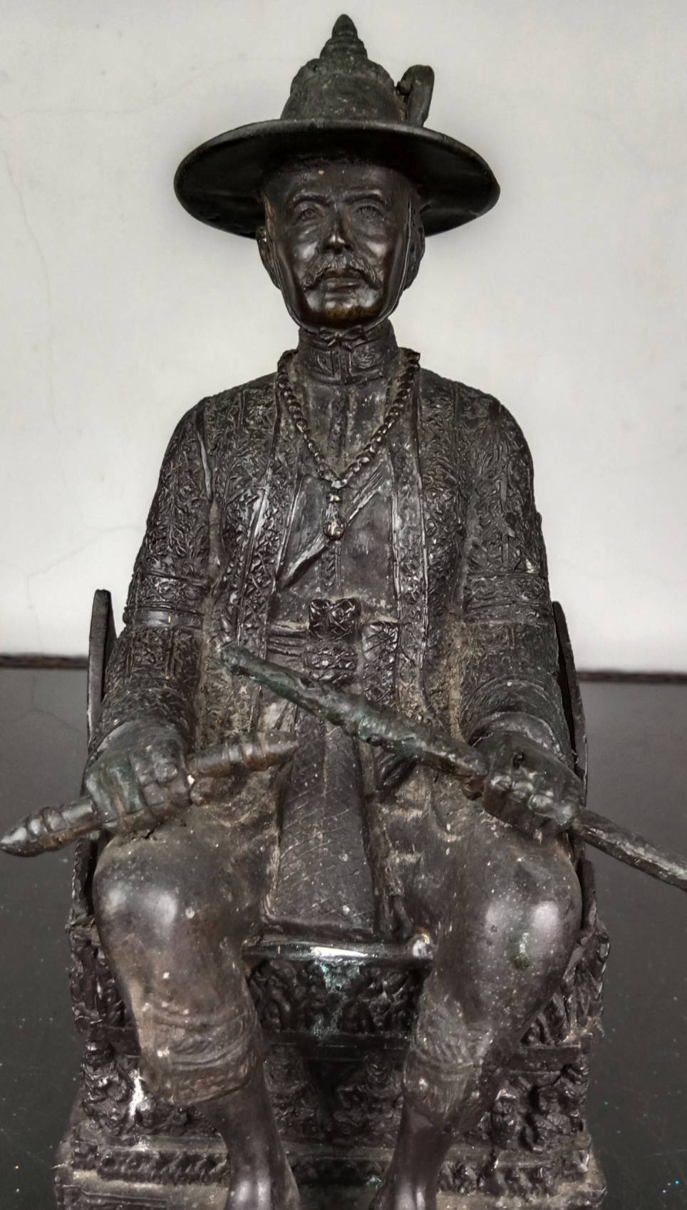 437.พระบรมรูปหล่อสมเด็จพระเจ้าตากสินมหาราช ทรงประทับนั่งบัลลังก์