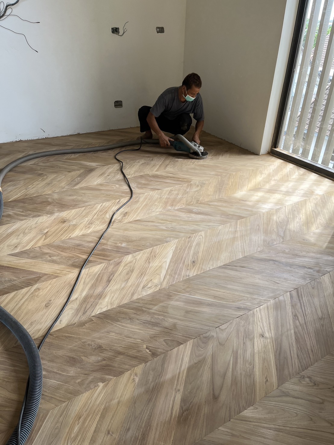 ช่างซ่อมพื้นไม้ปาร์เก้