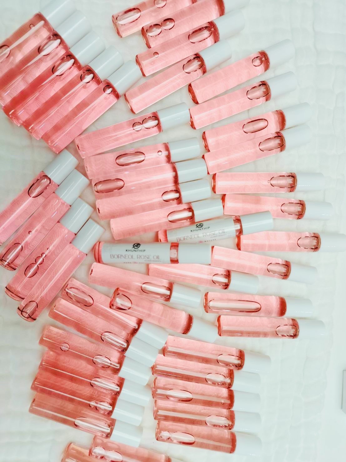 พิมเสนแท้ชนิดน้ำกลิ่นกุหลาบ คุณทิพย์ 10 มล. (Khunthip Rose Camphor Borneol 10ml) ในรูปแบบโรลออน