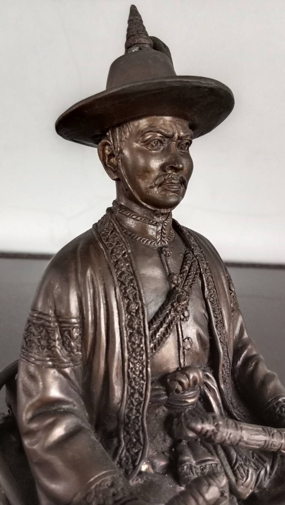 407.พระบรมรูปหล่อสมเด็จพระเจ้าตากสินมหาราช ทรงประทับนั่งบัลลังก์