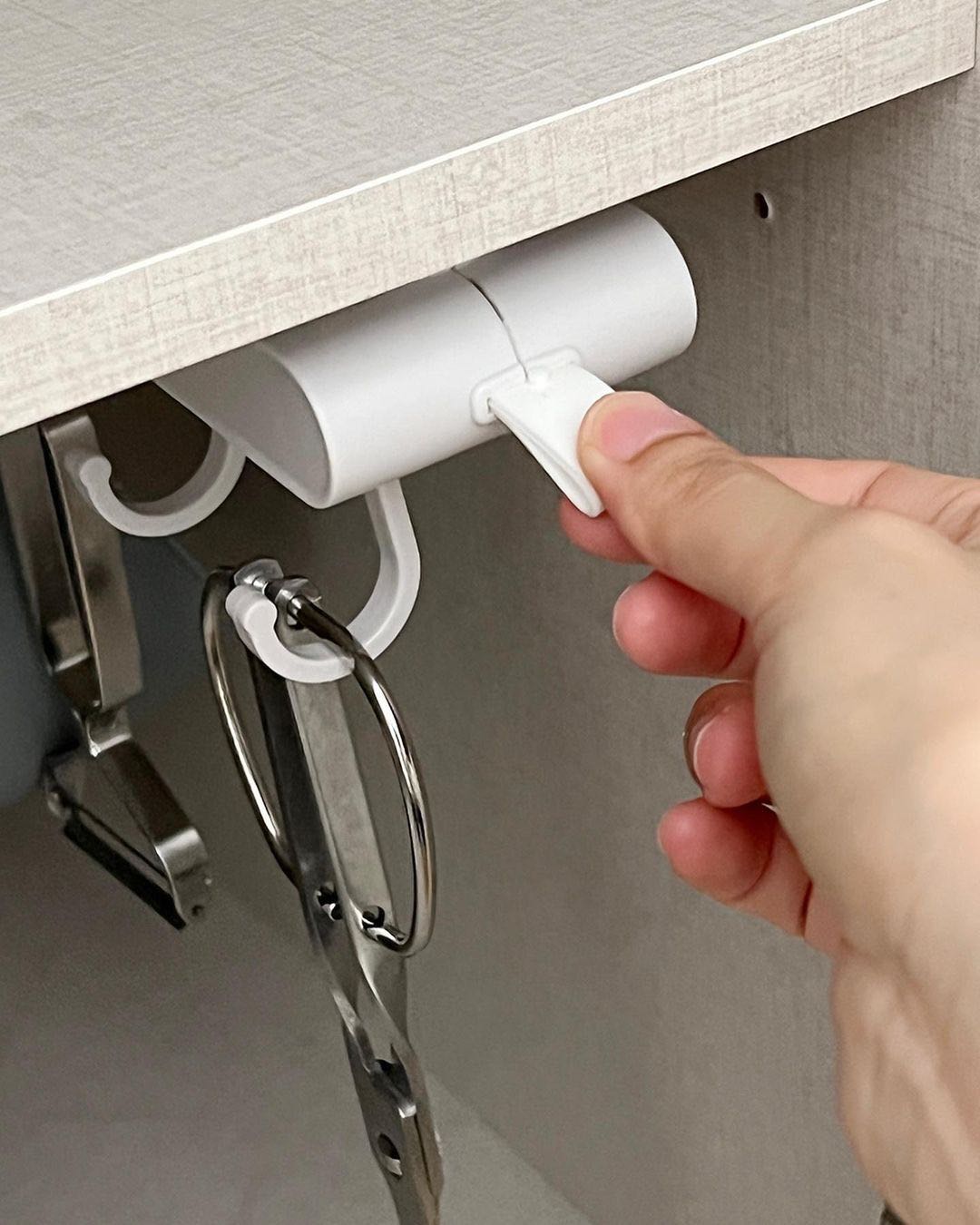 Sliding cookware holder