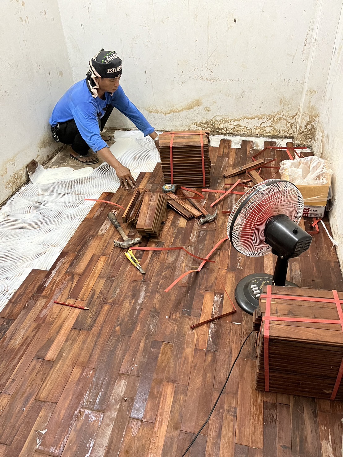 ช่างซ่อมพื้นไม้ปาร์เก้