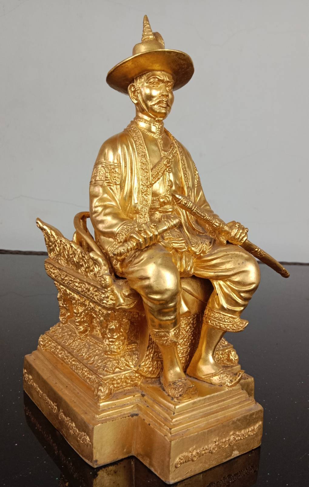 593.พระบรมรูปหล่อสมเด็จพระเจ้าตากสินมหาราช ทรงประทับนั่งบัลลังก์