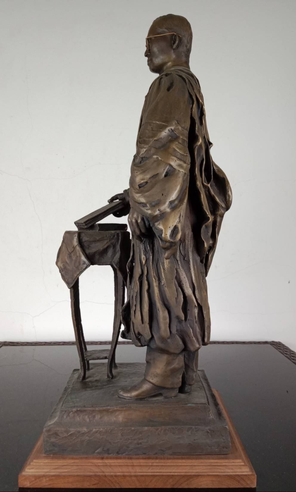 112.พระบรมรูปหล่อในหลวงรัชกาลที่9 พระบาทสมเด็จพระปรมินทรมหาภูมิพลอดุลยเดช ฉลองพระองค์ครุยดุษฎีบัณฑิตกิตติมศักดิ์ของสถาบันบัณฑิตพัฒนบริหารศาสตร์ ประทับยืน