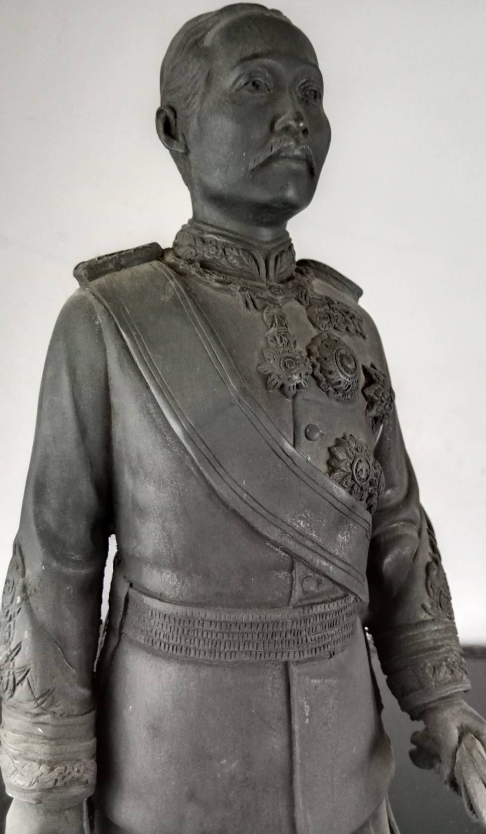 31.พระบรมรูปหล่อในหลวงรัชกาลที่5 พระบาทสมเด็จพระจุลจอมเกล้าเจ้าอยู่หัว ทรงยืนฉลองพระองค์ในราชปะแตนประดับเครื่องราชอิสริยาภรณ์ นุ่งผ้าโจงกระเบนสวมรองเท้าหุ้มส้น คาดพระแสงกระบี่