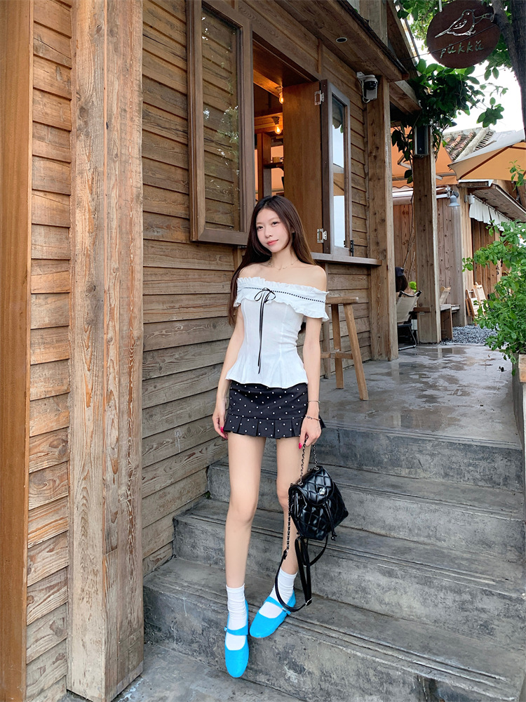 ส่งด่วนในไทยเสื้้อครอป ขาว ปาดไหล่ โบว์ดำ พร้อมส่ง CN8111