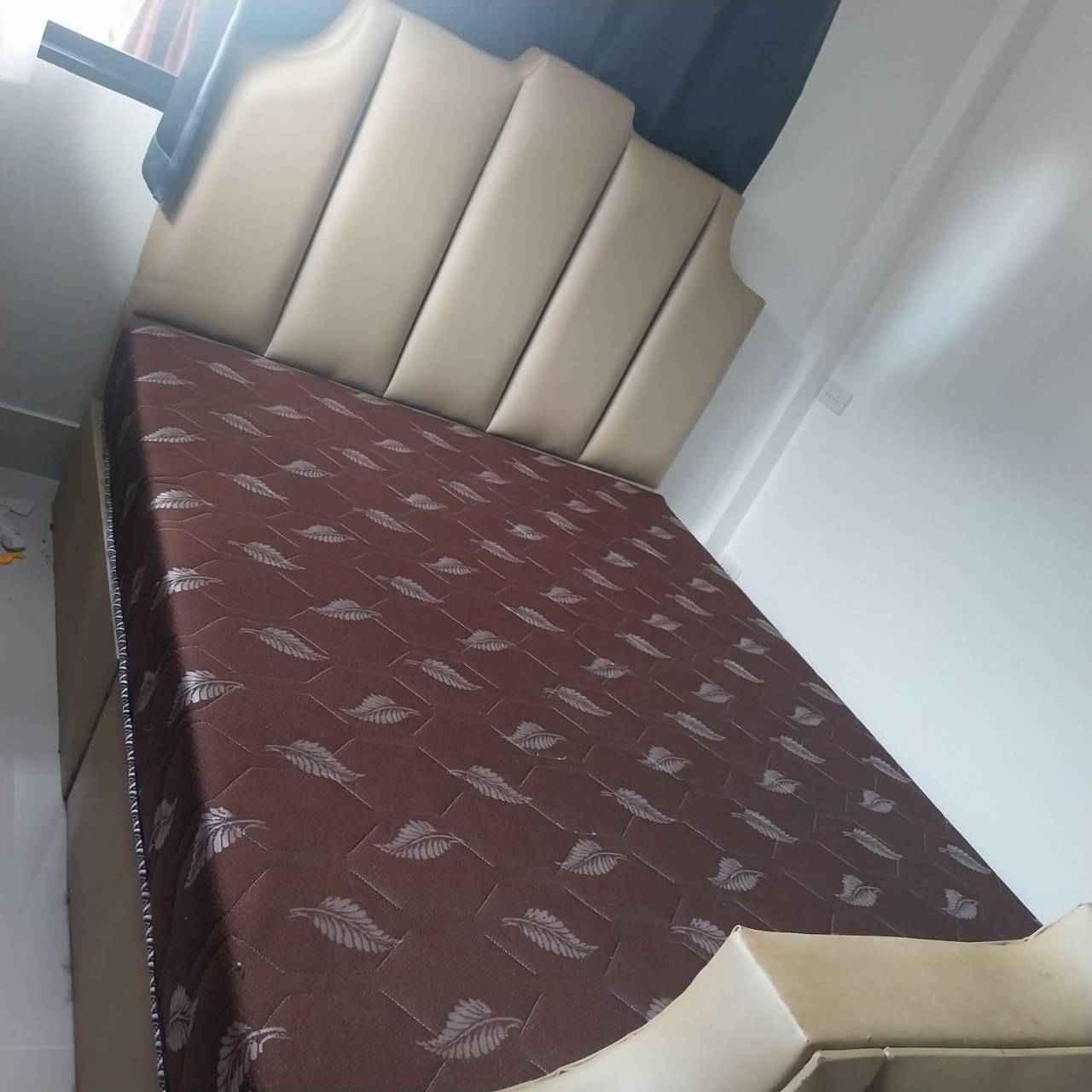 เตียงพร้อมที่นอน 5 ฟุต (ที่นอนสภาพ 99% ยางสังเคราะห์พีอี+ยางพาราอัด ไม่ยุบ) ที่นอนงอได้ไม่ยุบรับน้ำหนักได้เยอะ ไม่ใช่สปริง ไม่ยุบ ที่นอนยังไม่เคยใช้งาน เตียงมีรอยเล็บน้องแมวข่วนนิดหน่อย