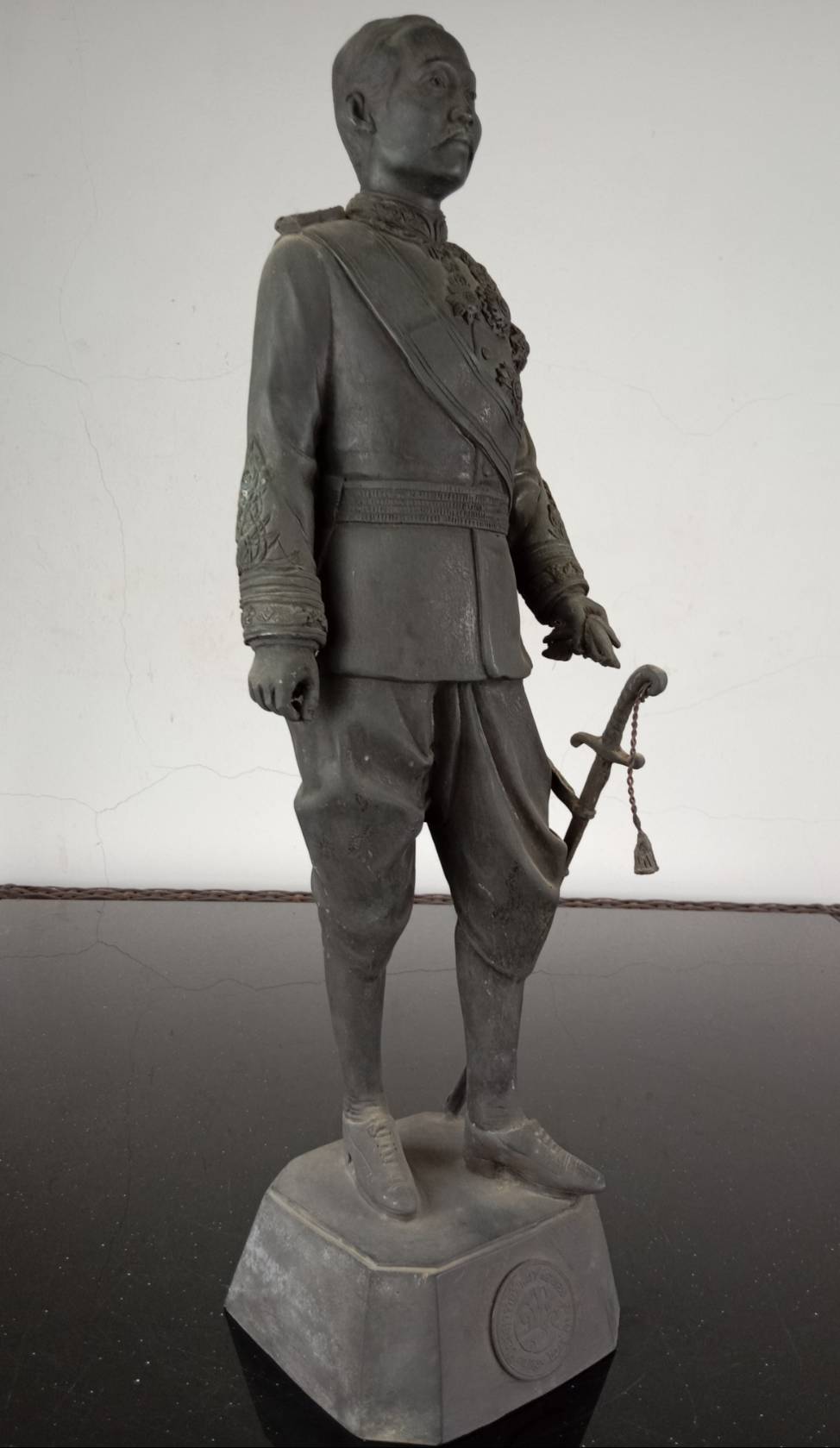 31.พระบรมรูปหล่อในหลวงรัชกาลที่5 พระบาทสมเด็จพระจุลจอมเกล้าเจ้าอยู่หัว ทรงยืนฉลองพระองค์ในราชปะแตนประดับเครื่องราชอิสริยาภรณ์ นุ่งผ้าโจงกระเบนสวมรองเท้าหุ้มส้น คาดพระแสงกระบี่