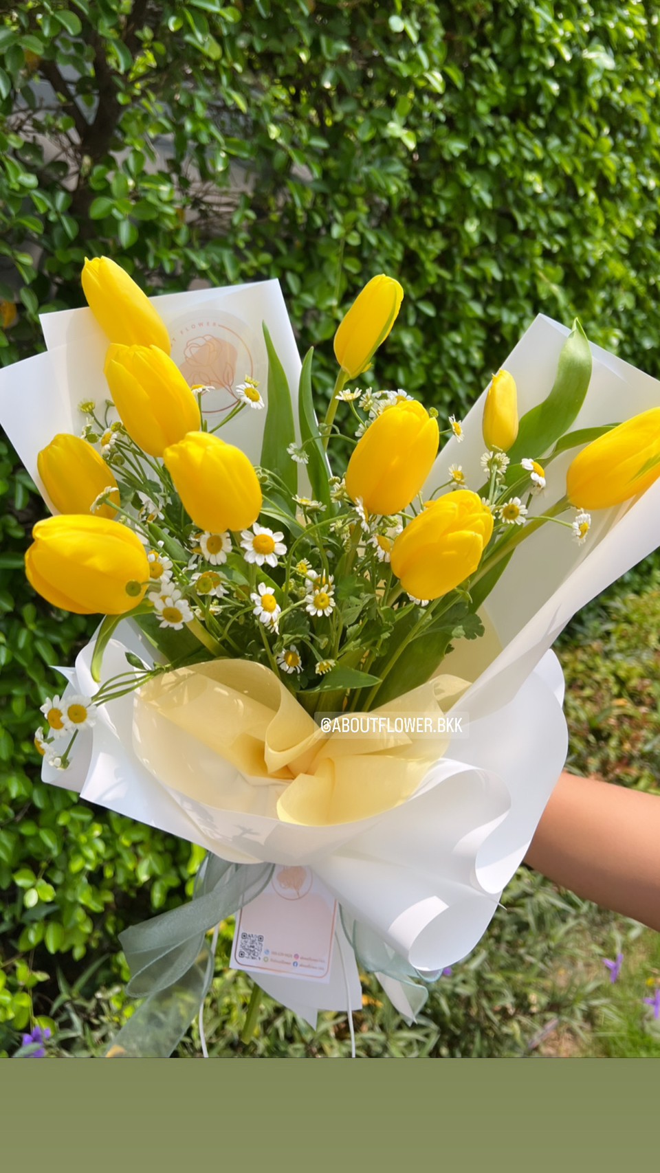 Medium Tulip Bouquet ช่อดอกทิวลิป สีเหลือง จำนวน 10 ดอก พร้อมตกแต่ง สามารถเปลี่ยนสีได้