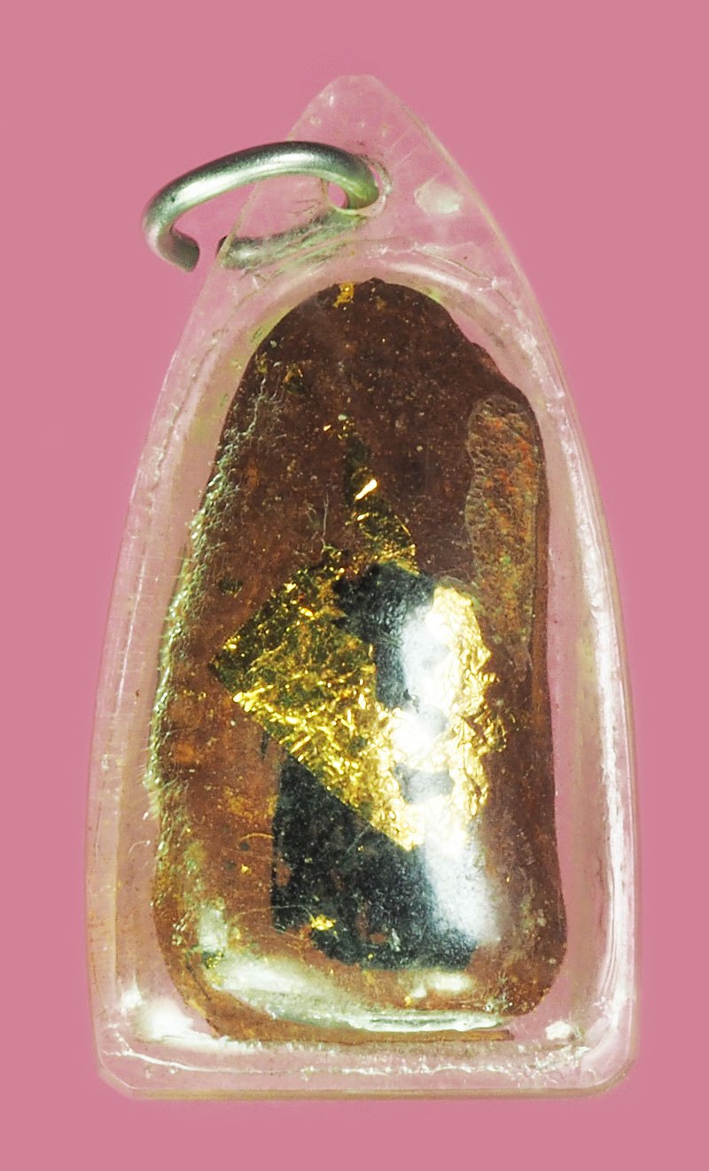 A5512 พระรอด(พระเกจิ) เนื้อดิน เลี่ยมพลาสติกเก่าหลายสิบปี ไม่ทราบที่และปีสร้าง 3