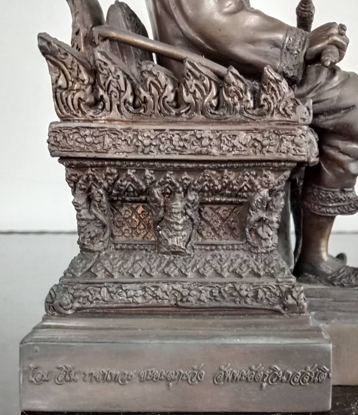 407.พระบรมรูปหล่อสมเด็จพระเจ้าตากสินมหาราช ทรงประทับนั่งบัลลังก์