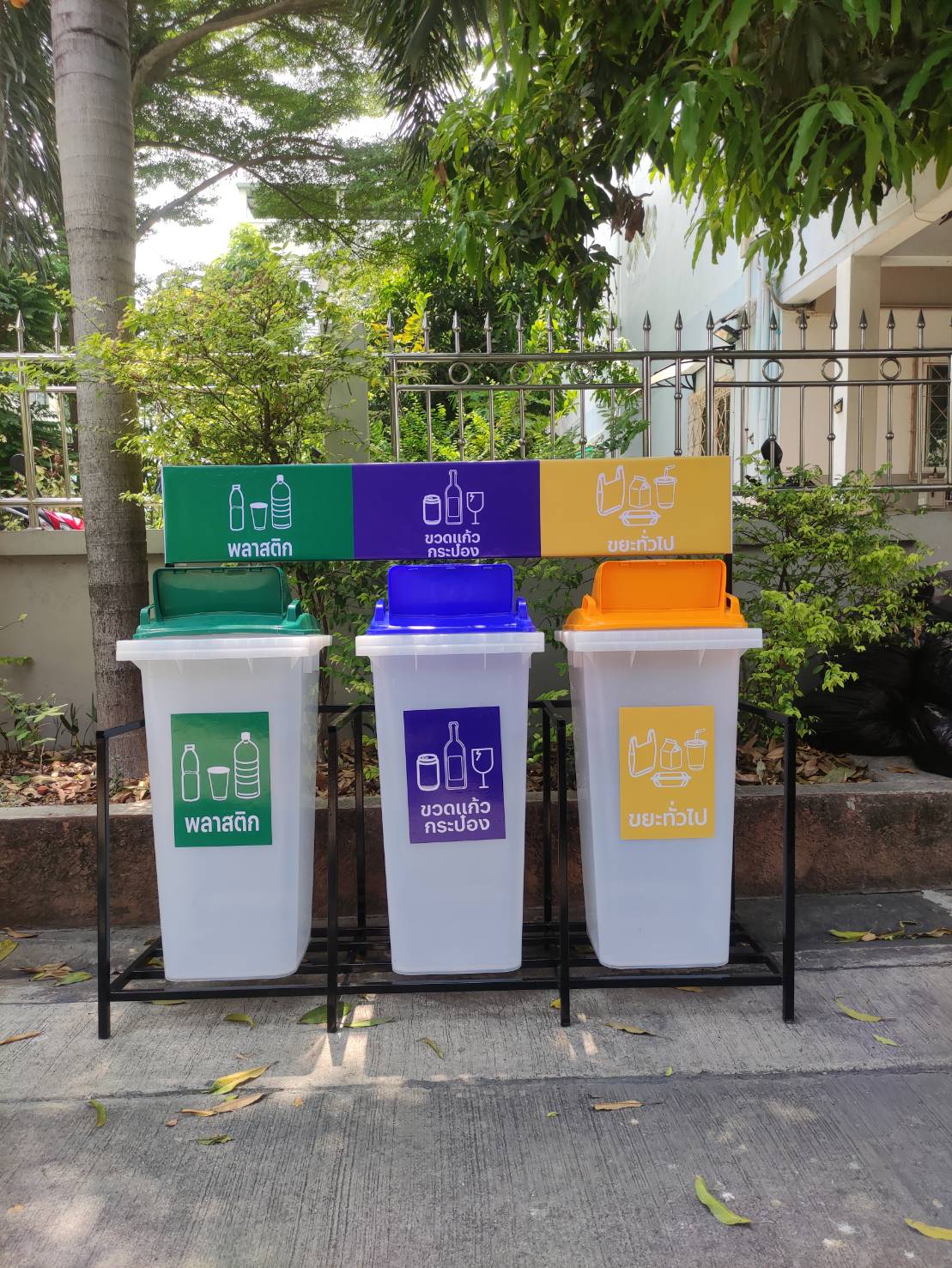 แท่นวางถังขยะ กทม. 120 ลิตร ขนาด 3 ช่อง มีป้ายแผงหลัง