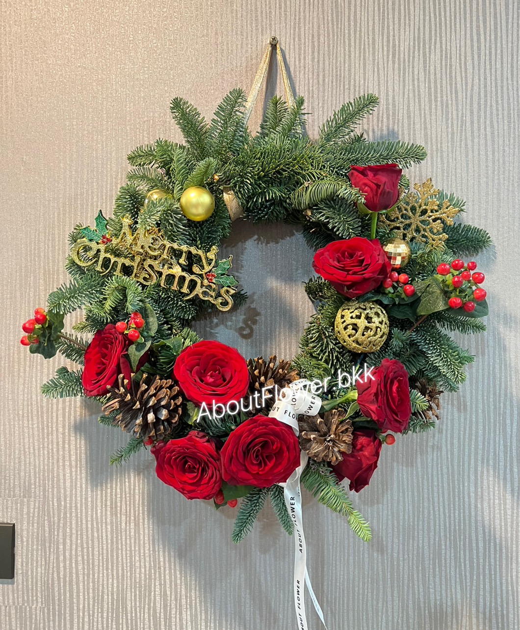 Christmas Wreath วงกลมคริสมาสต์สำหรับติดประตู พร้อมประดับตกแต่ง Ornament และ ดอกไม้สด