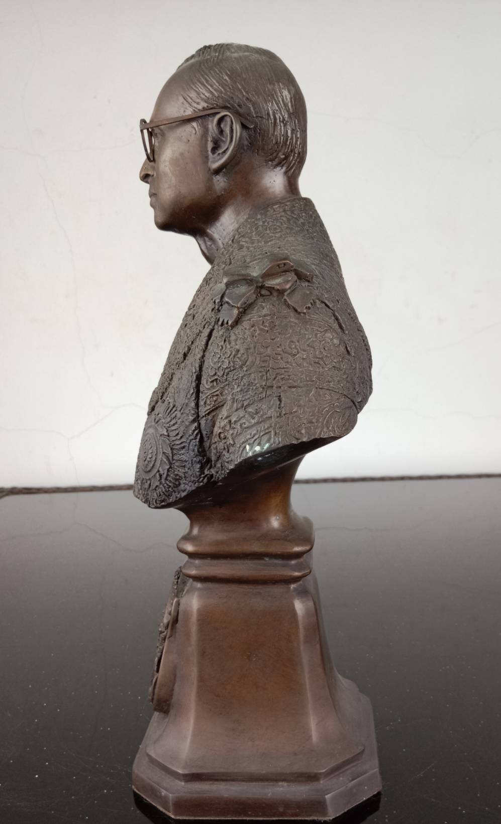 4.พระบรมรูปหล่อครึ่งพระองค์ในหลวงรัชกาลที่9 พระบาทสมเด็จพระปรมินทรมหาภูมิพลอดุลยเดช ฉลองพระองค์บรมราชภูษิตาภรณ์