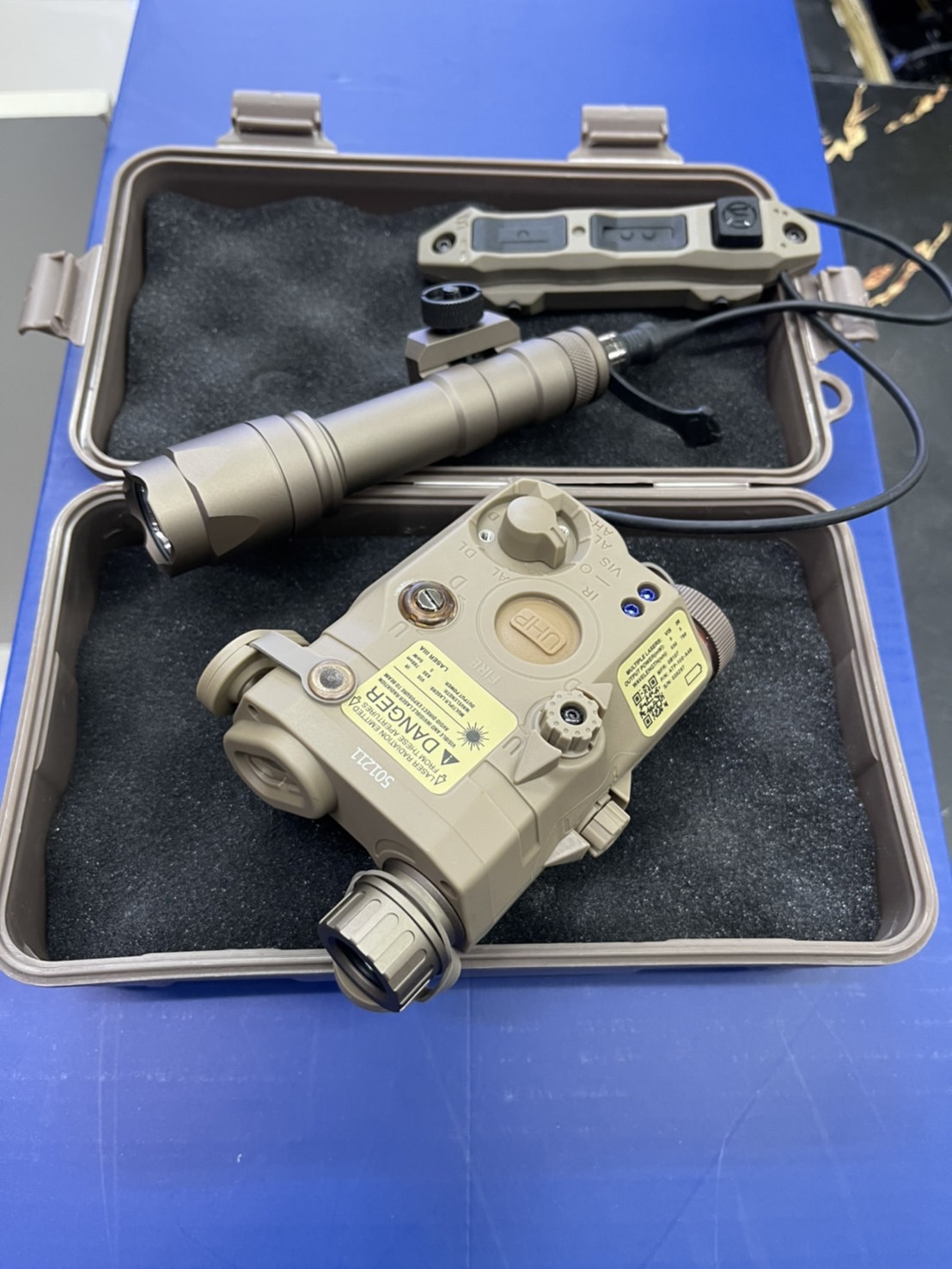 กล่องไฟฉายเลเซอร์+ไฟฉาย สีทราย