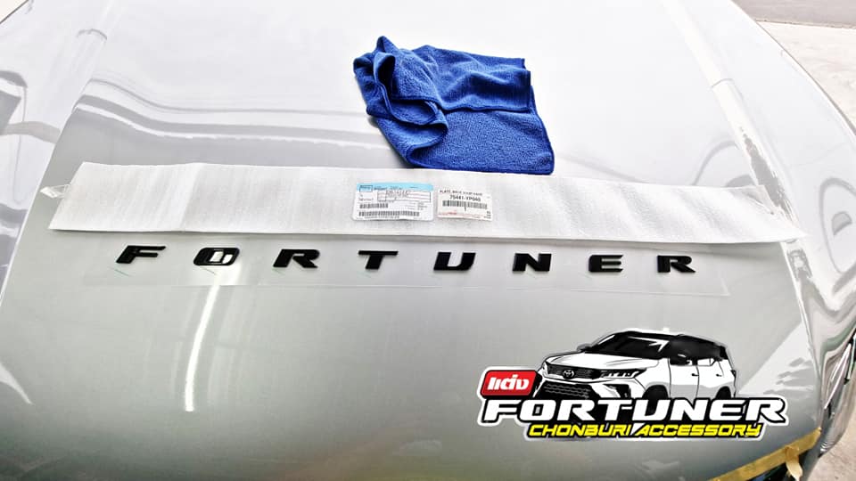 โลโก้หน้ารถ Fortuner สีดำ