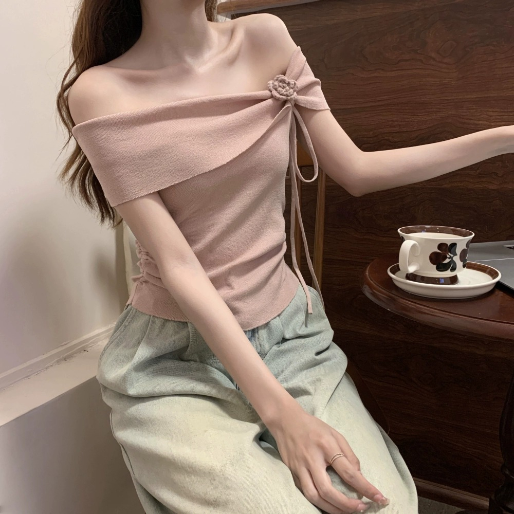 เสื้อปาดไหล่ ไหมพรม ดอกไม้ รหัส A402