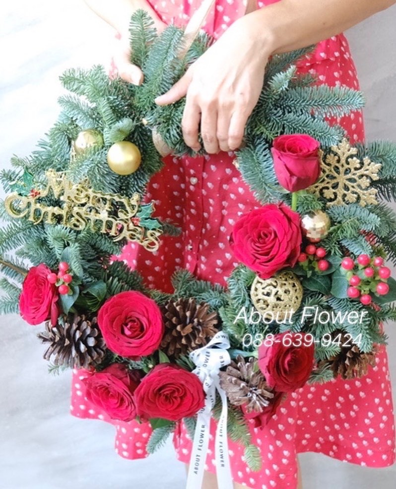 Christmas Wreath วงกลมคริสมาสต์สำหรับติดประตู พร้อมประดับตกแต่ง Ornament และ ดอกไม้สด