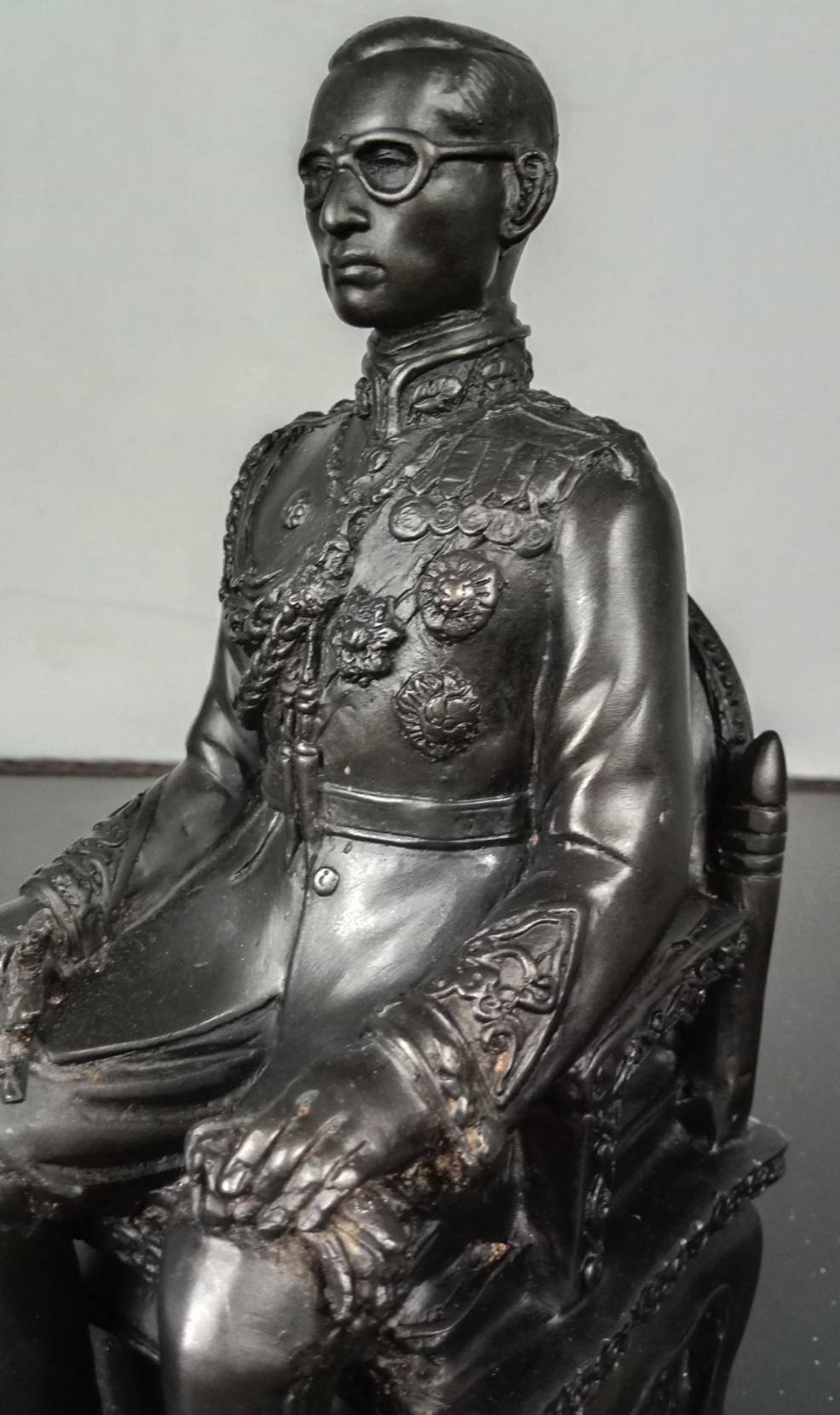 571.พระบรมรูปหล่อในหลวงรัชกาลที่ 9 พระบาทสมเด็จพระปรมินทรมหาภูมิพลอดุลยเดช ทรงประทับนั่งบัลลังก์