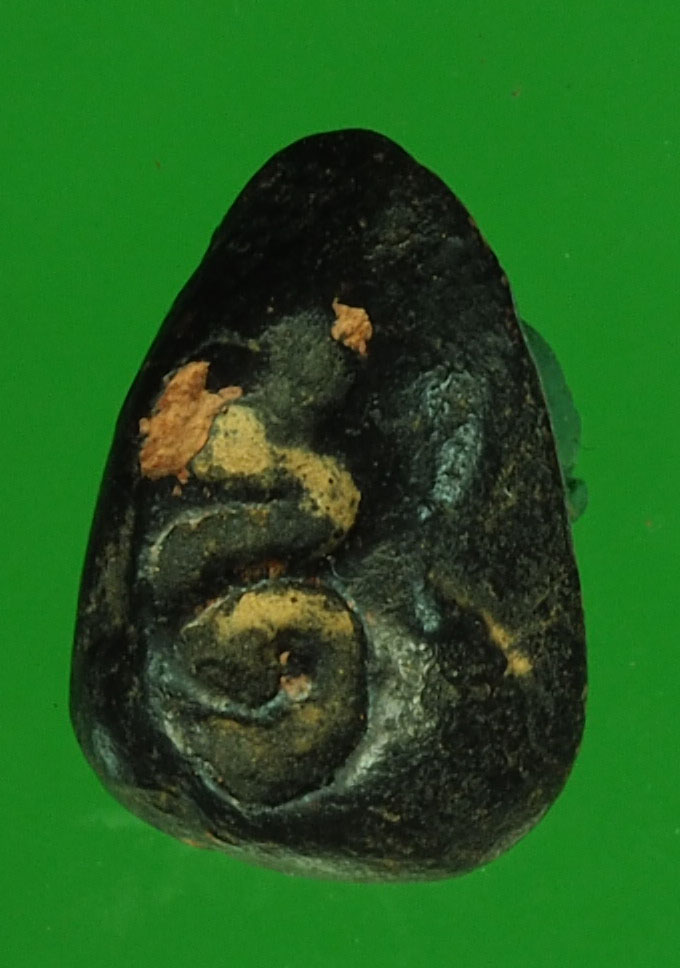 A270 พระเม็ดน้อยหน่า หลังยันต์ ไม่ทราบที่ เนื้อดินจุมรัก 9.1