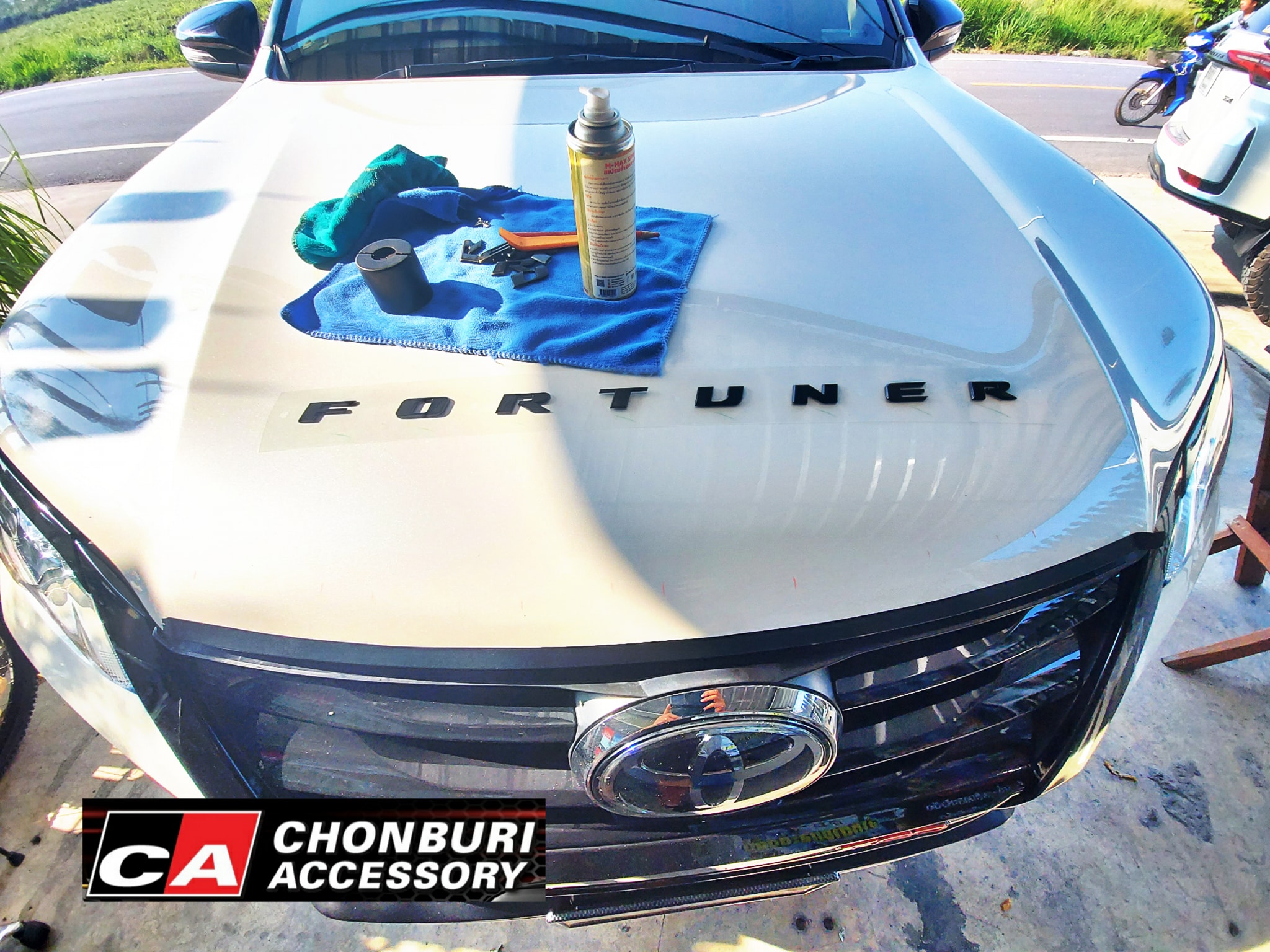 โลโก้หน้ารถ Fortuner สีดำ