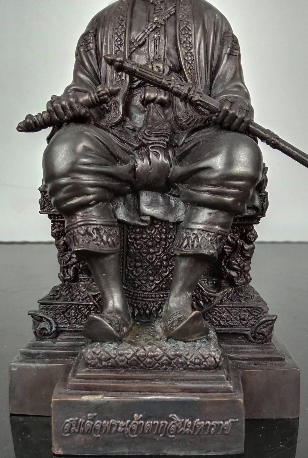 483.พระบรมรูปหล่อสมเด็จพระเจ้าตากสินมหาราช ทรงประทับนั่งบัลลังก์