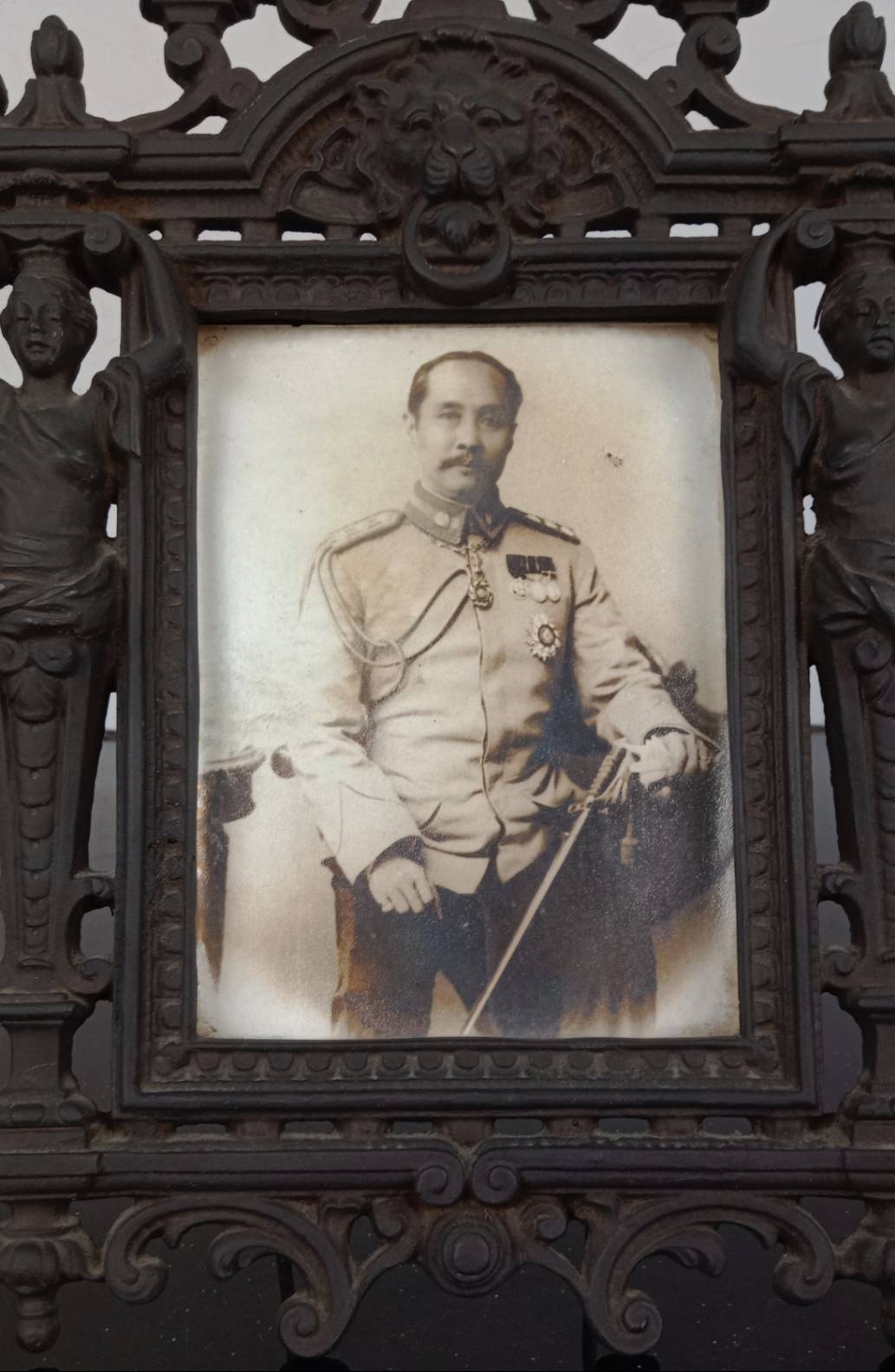 485.กรอบรูปโลหะพระบรมฉายาลักษณ์ในหลวงรัชกาลที่5 พระบาทสมเด็จพระปรมินทรมหาจุฬาลงกรณ์ พระจุลจอมเกล้าเจ้าอยู่หัว