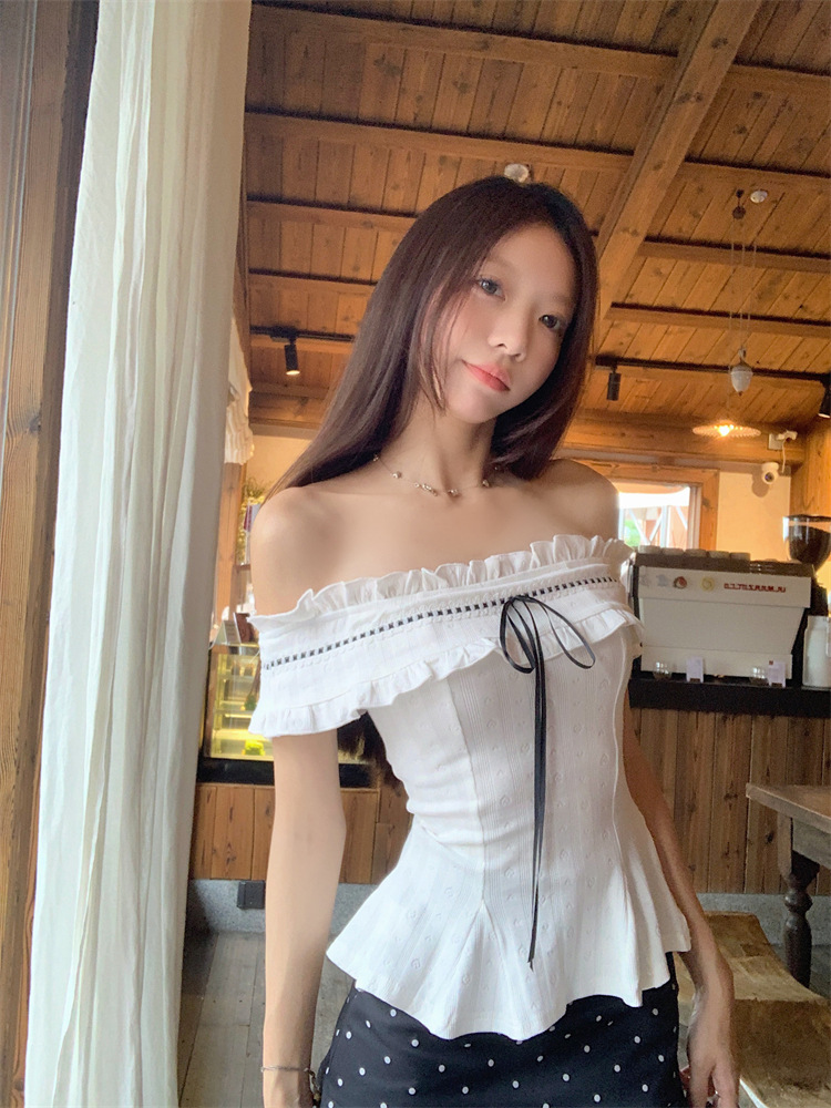 ส่งด่วนในไทยเสื้้อครอป ขาว ปาดไหล่ โบว์ดำ พร้อมส่ง CN8111