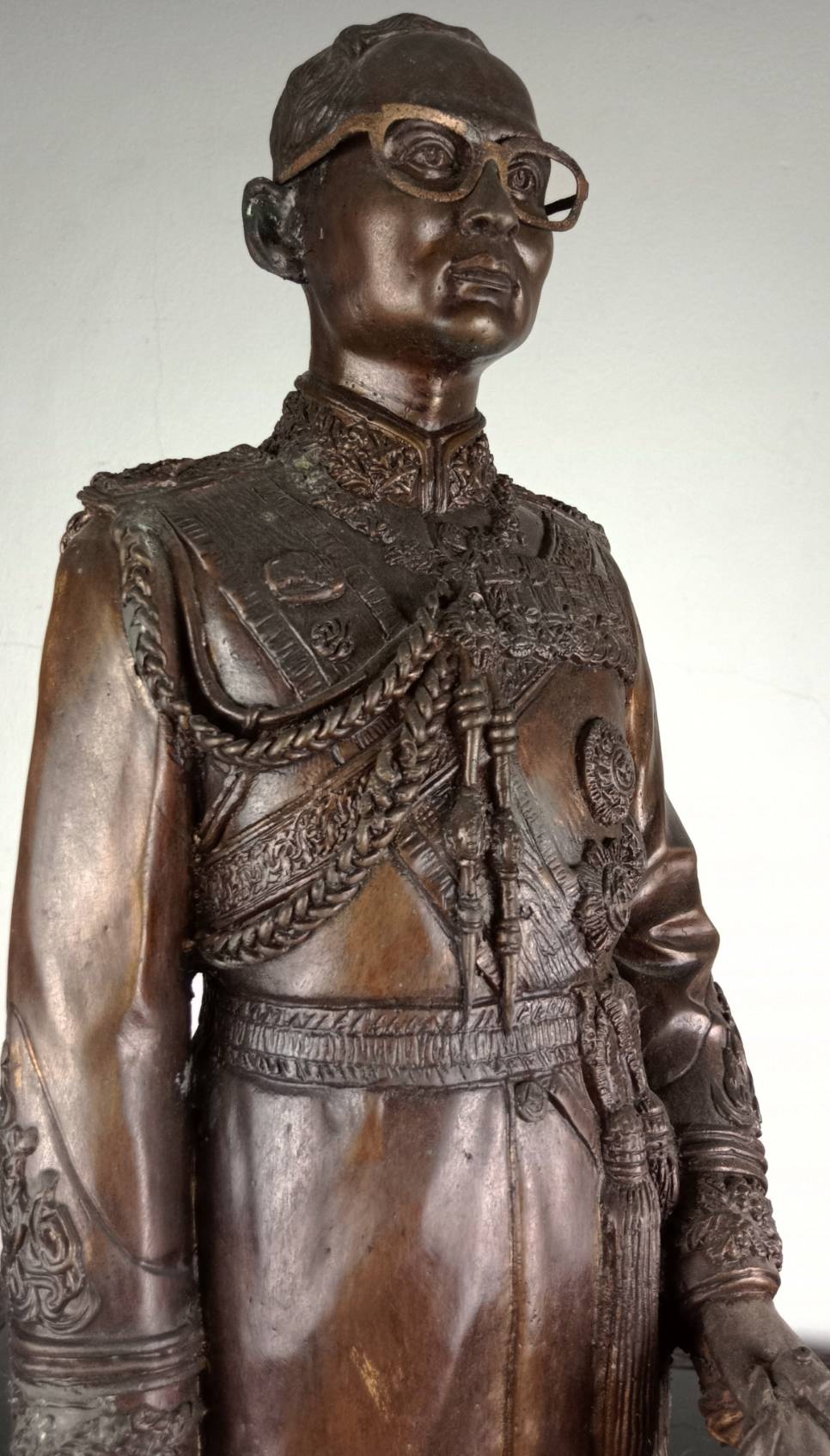 30.พระบรมรูปหล่อโลหะในหลวงรัชกาลที่9 พระบาทสมเด็จพระปรมินทรมหาภูมิพลอดุลยเดช(รมดำ)