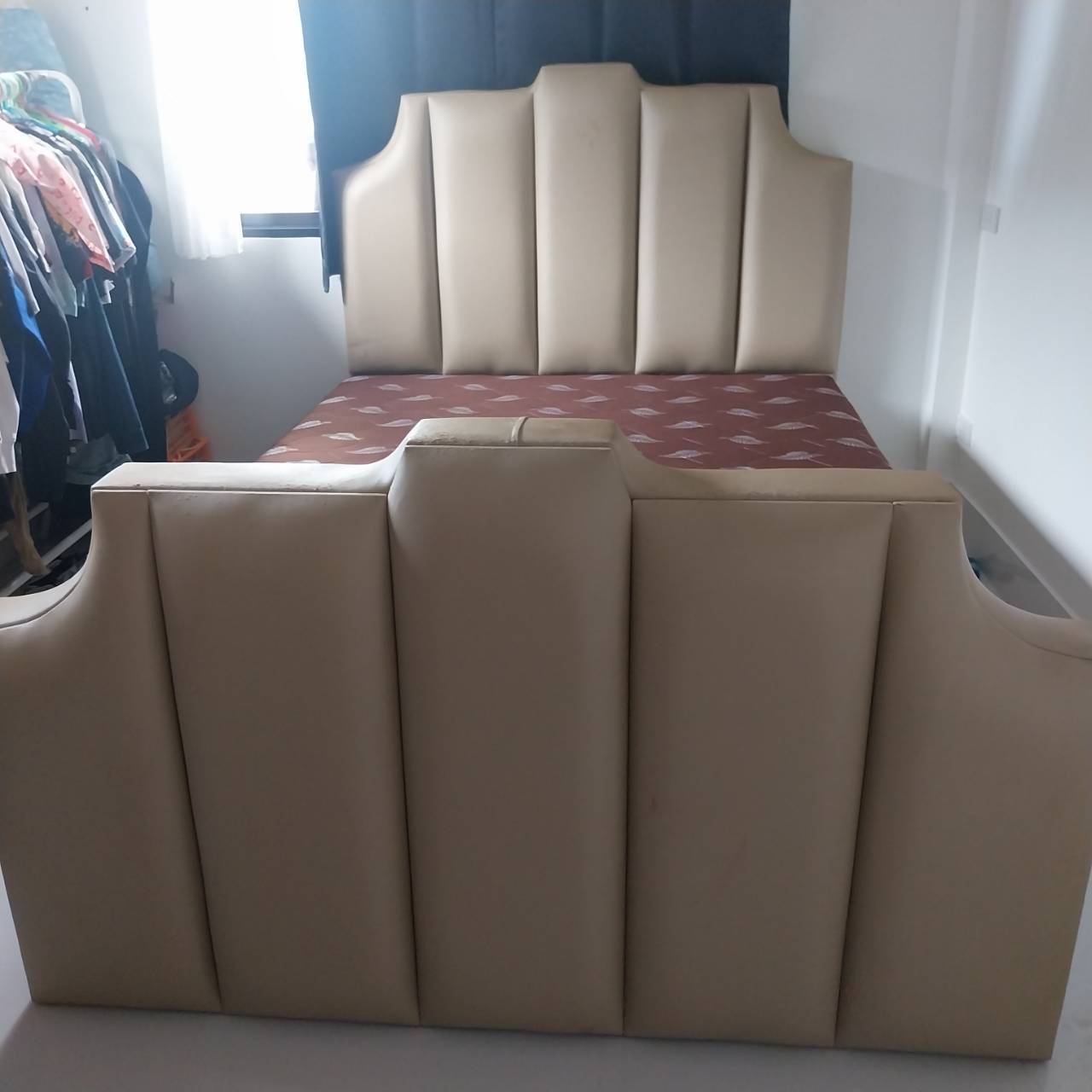 เตียงพร้อมที่นอน 5 ฟุต (ที่นอนสภาพ 99% ยางสังเคราะห์พีอี+ยางพาราอัด ไม่ยุบ) ที่นอนงอได้ไม่ยุบรับน้ำหนักได้เยอะ ไม่ใช่สปริง ไม่ยุบ ที่นอนยังไม่เคยใช้งาน เตียงมีรอยเล็บน้องแมวข่วนนิดหน่อย