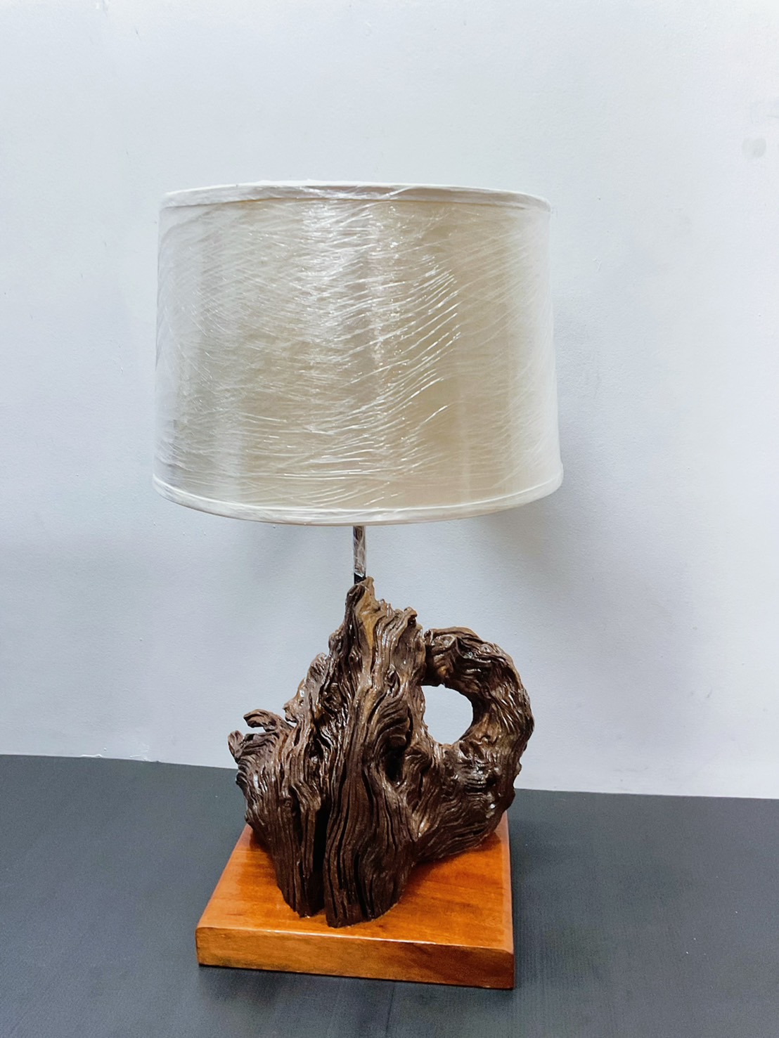 โคมไฟตั้งโต๊ะ แก่นรากไม้ สินค้า Handmade มีชิ้นเดียว Table lamp WOOD LED E27X1
