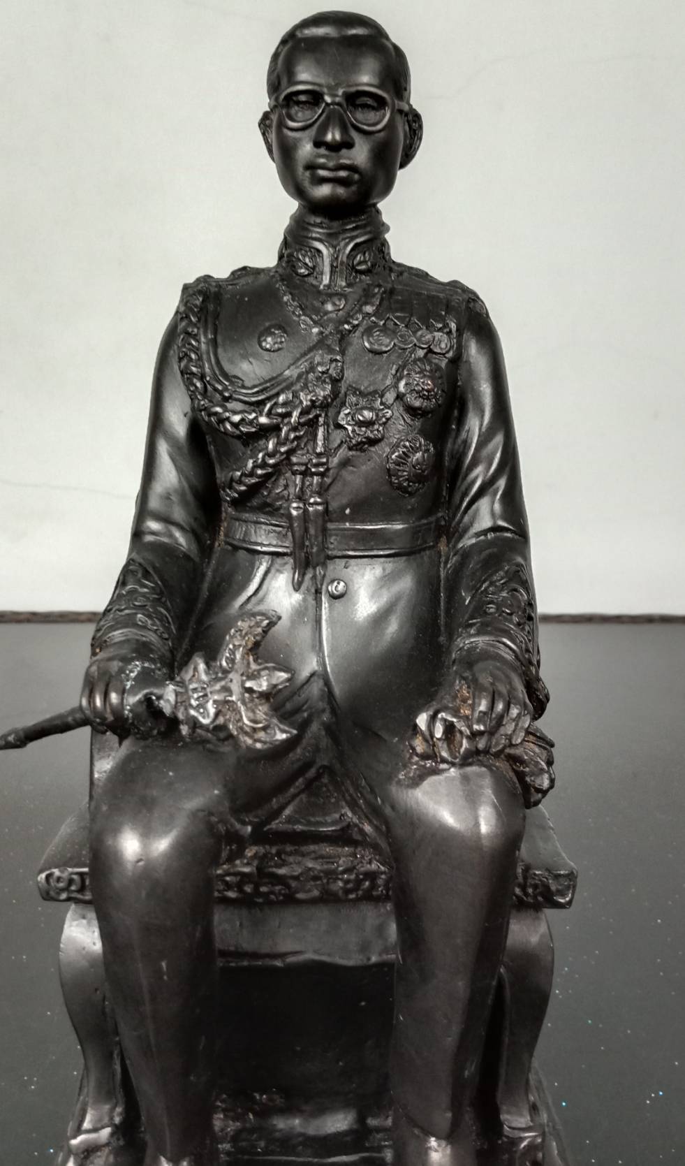 571.พระบรมรูปหล่อในหลวงรัชกาลที่ 9 พระบาทสมเด็จพระปรมินทรมหาภูมิพลอดุลยเดช ทรงประทับนั่งบัลลังก์