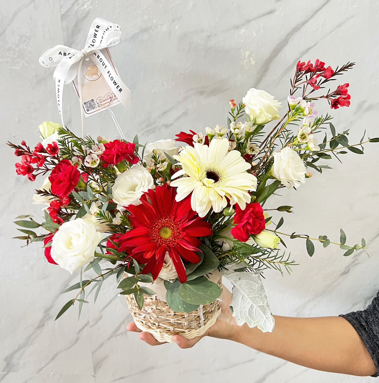 Fresh Flower Box กล่องดอกไม้สด โทนขาว-แดง พร้อมตกแต่ง สามารถเปลี่ยนสีได้