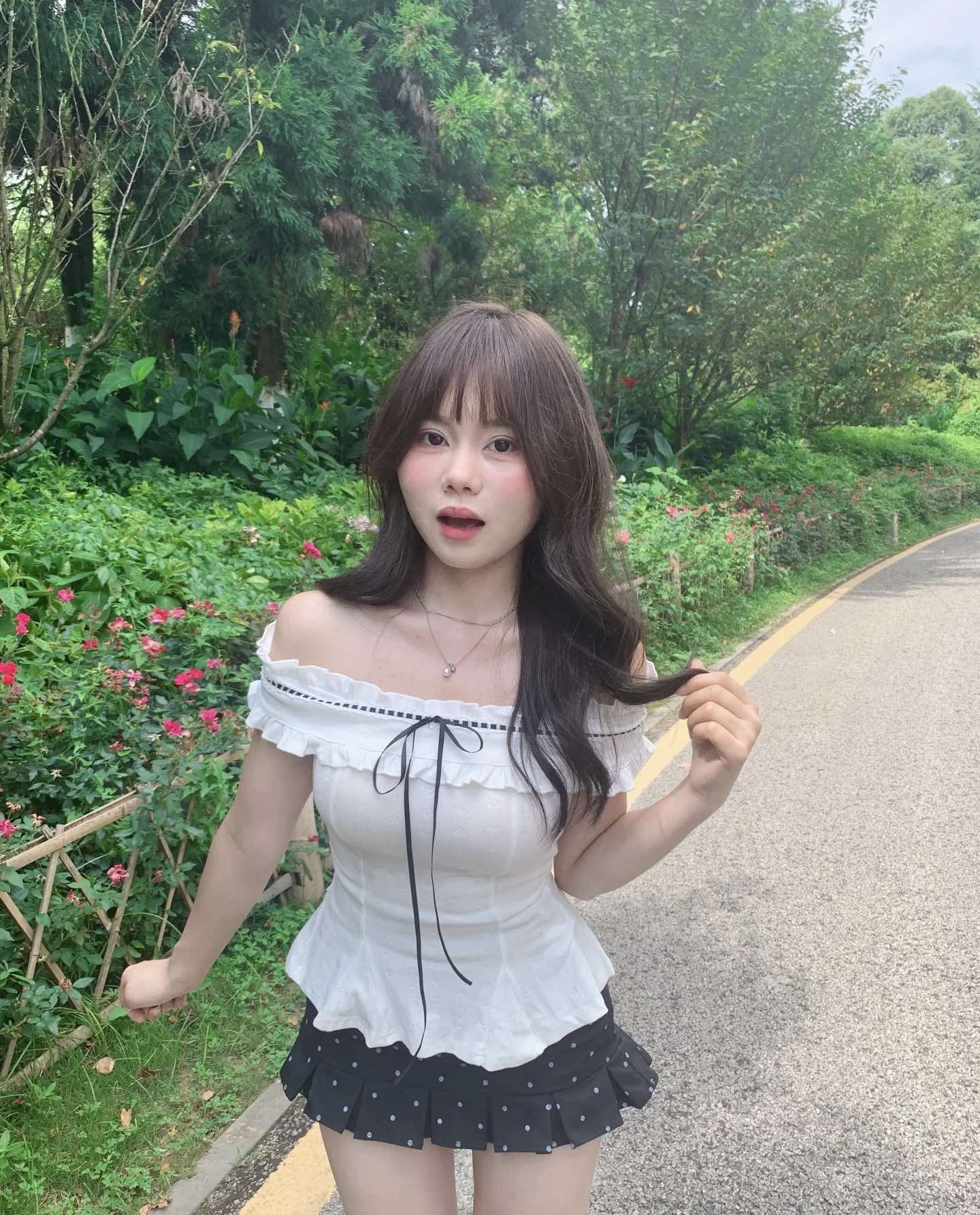 ส่งด่วนในไทยเสื้้อครอป ขาว ปาดไหล่ โบว์ดำ พร้อมส่ง CN8111