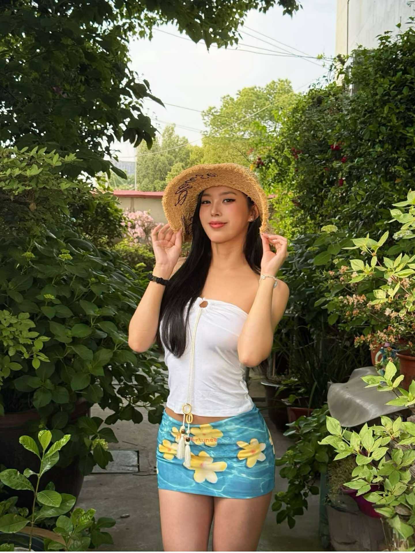 เสื้อเกาะอก ขาว แต่งเชือกพู่ พร้อมส่งในไทย