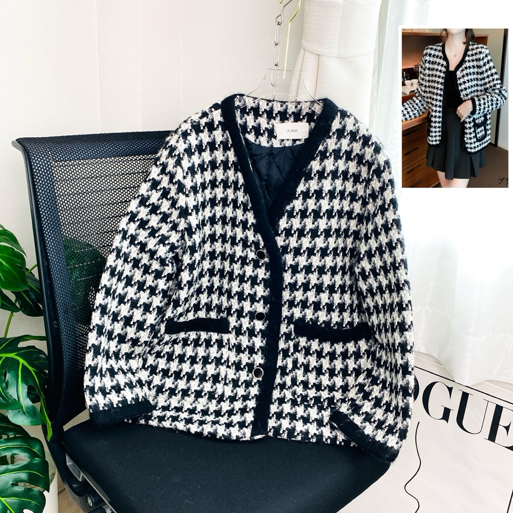 ไซด์ L แบรนด์ Junjun แท้ 100%🌸เสื้อแขนยาวผ้าทวิต ลายชิโนริ กระดุมหน้า ผ้าทวิต Tweed งานวิบวับ สีดำ/ขาว ใส่ออกงาน