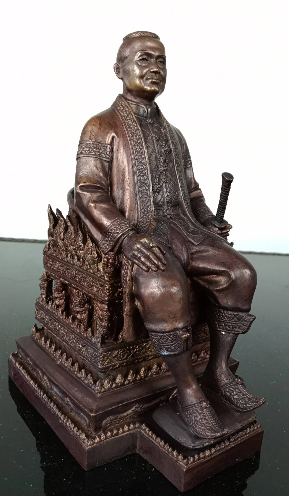 564.พระบรมรูปหล่อในหลวงรัชกาลที่ 3 พระบาทสมเด็จพระปรมาธิวรเสรฐมหาเจษฎาบดินทรฯ พระนั่งเกล้าเจ้าอยู่หัว ทรงประทับบนพระที่นั่งราชยานพุดตานทอง