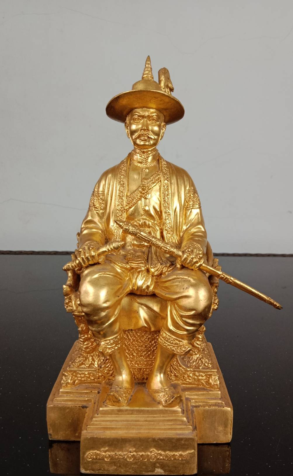 593.พระบรมรูปหล่อสมเด็จพระเจ้าตากสินมหาราช ทรงประทับนั่งบัลลังก์