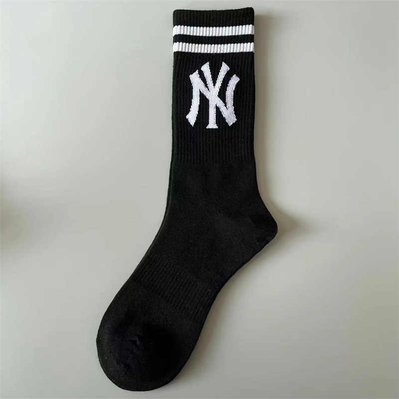 ถุงเท้ายาว สีพื้น ลายน่ารักๆ ถุงเท้าแฟชั่น เนื้อผ้านุ่ม 1 คู่