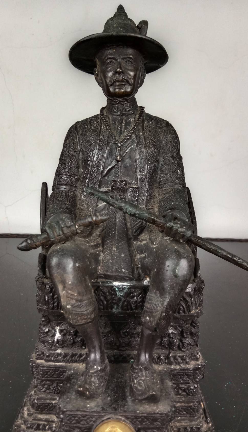 437.พระบรมรูปหล่อสมเด็จพระเจ้าตากสินมหาราช ทรงประทับนั่งบัลลังก์