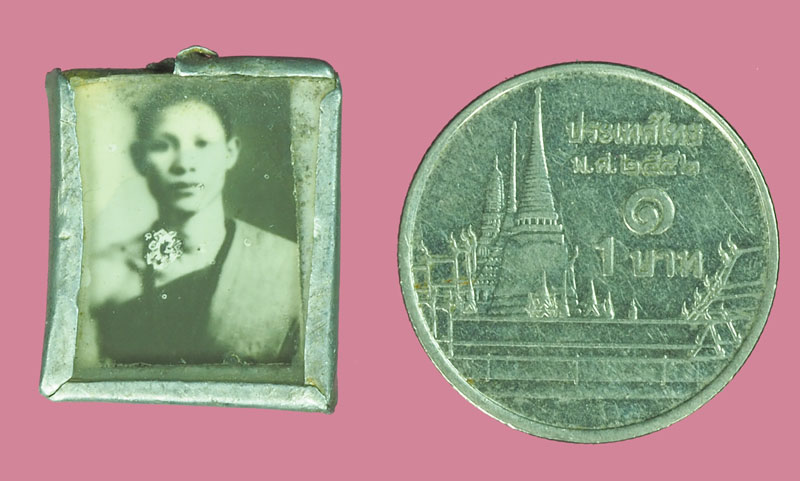 A5228 รูปถ่ายเลี่ยมอลูมิเนียม เก่าไม่ทราบที่และปีสร้าง 3