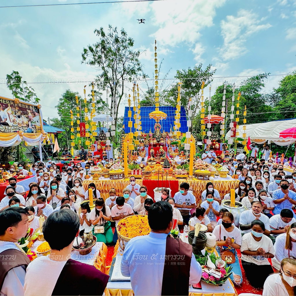 [น้ำหอมสายมู อ.วีรเทพ] สเปรย์หอมมหาเสน่ห์ จิ้งจอก 9 หาง หอมติดกาย ผสมผงทองคำปลุกเสก 30ml. [5 มหารวย VERATHEP 阿赞 维拉贴]