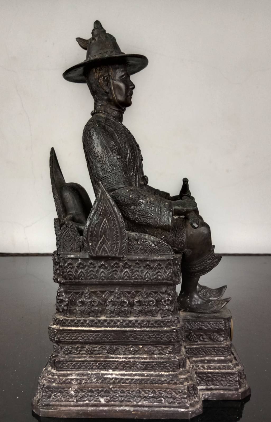 437.พระบรมรูปหล่อสมเด็จพระเจ้าตากสินมหาราช ทรงประทับนั่งบัลลังก์