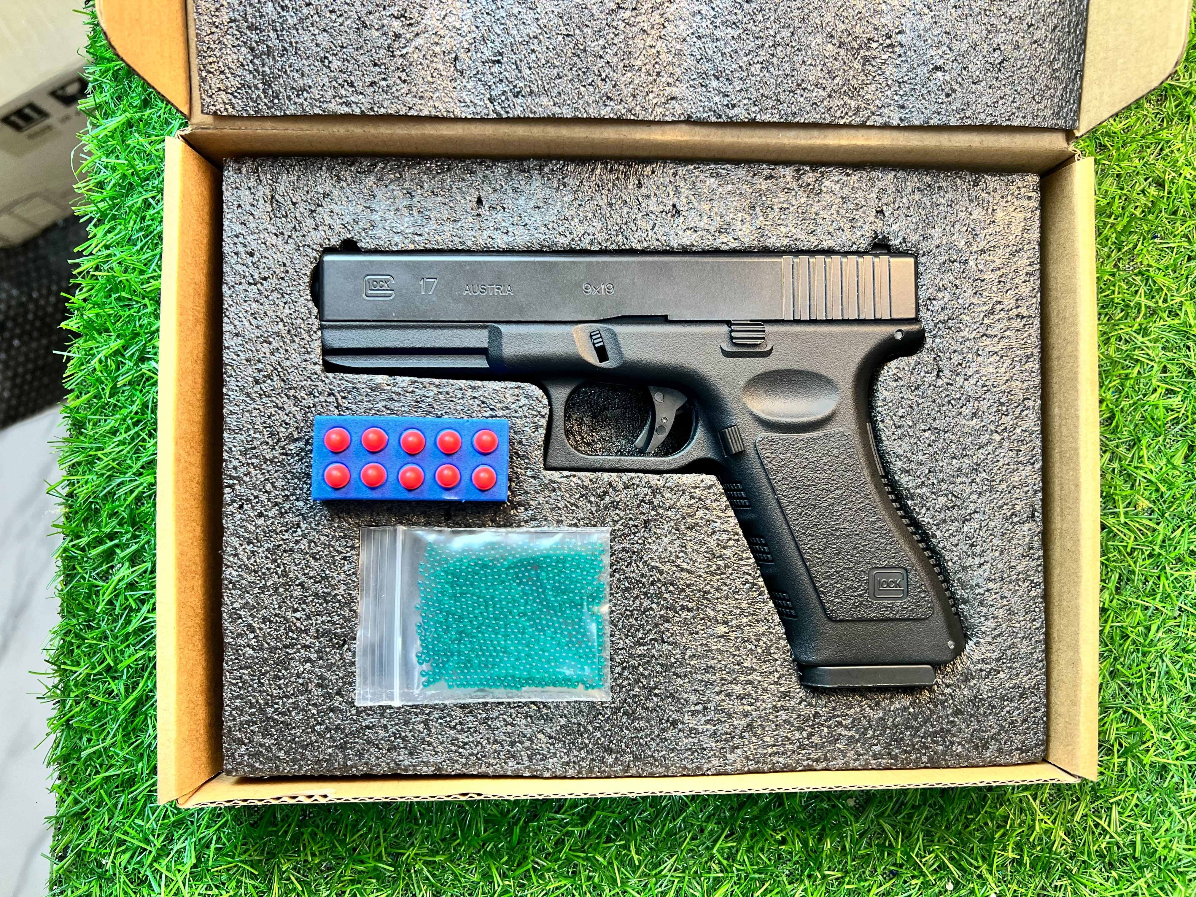 (50B)Glock 17 สีดำ(แม็กกาซีนกับสไลด์เป็นโลหะ) ปืนเจล ชักยิงทีละนัด.