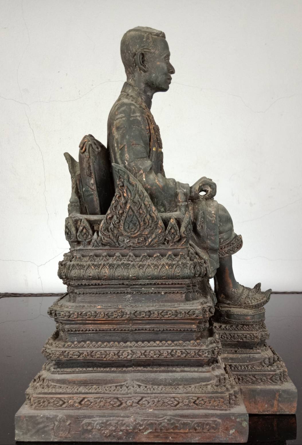 32.พระบรมรูปหล่อในหลวงรัชกาลที่9 พระบาทสมเด็จพระปรมินทรมหาภูมิพลอดุลยเดช ทรงประทับบนพระที่นั่งราชยานพุดตานทอง