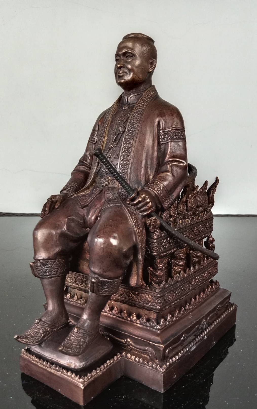 564.พระบรมรูปหล่อในหลวงรัชกาลที่ 3 พระบาทสมเด็จพระปรมาธิวรเสรฐมหาเจษฎาบดินทรฯ พระนั่งเกล้าเจ้าอยู่หัว ทรงประทับบนพระที่นั่งราชยานพุดตานทอง