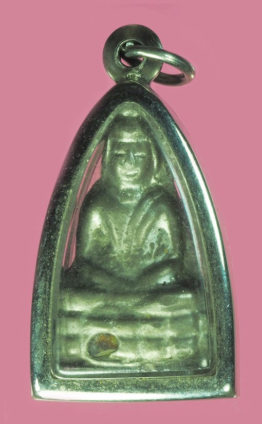 A5484 พระชัยวัฒน์ หลวงพ่อดำ วัดกุฏี ปราจีนบุรี ฝังเขี้ยวหมาป่า สภาพล้างผิวเลี่ยมกรอบสแตนเลส 13